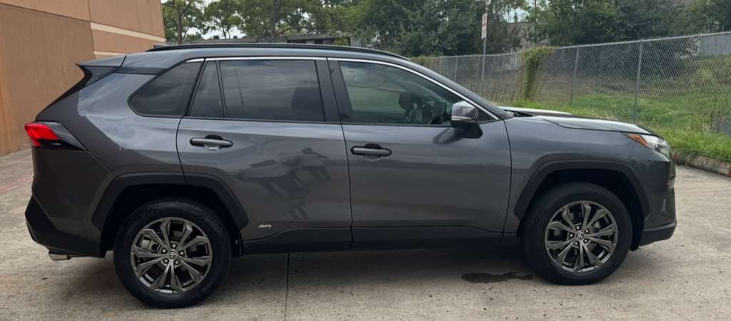 Photo 8 of this TOYOTA RAV4 HYBRID