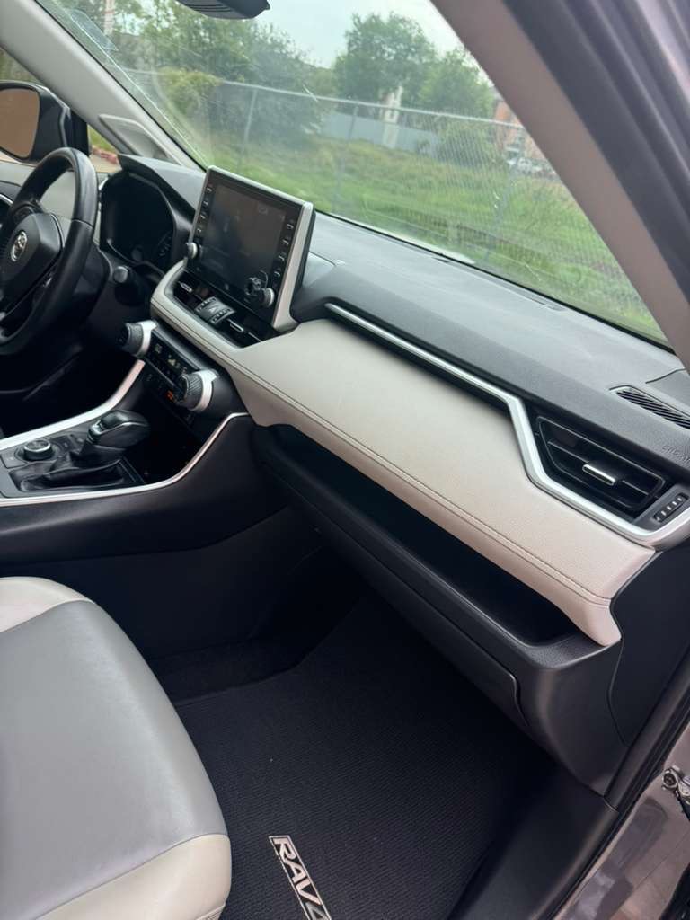 Photo 16 of this TOYOTA RAV4 HYBRID