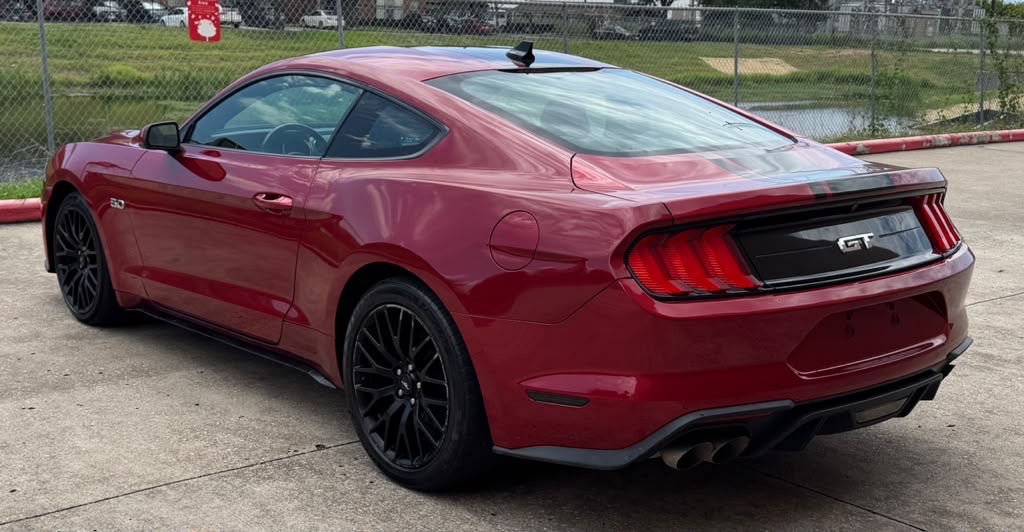 Photo 3 of this FORD MUSTANG