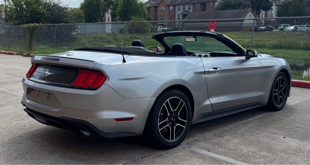Photo 3 of this FORD MUSTANG