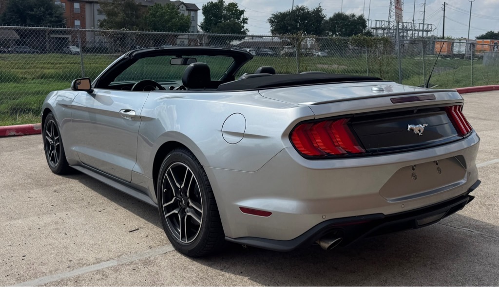 Photo 4 of this FORD MUSTANG