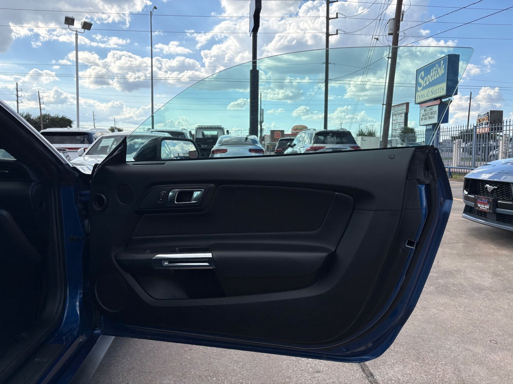 Photo 12 of this FORD MUSTANG