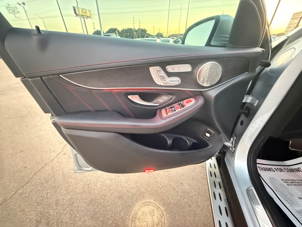 Photo 18 of this MERCEDES-BENZ GLC