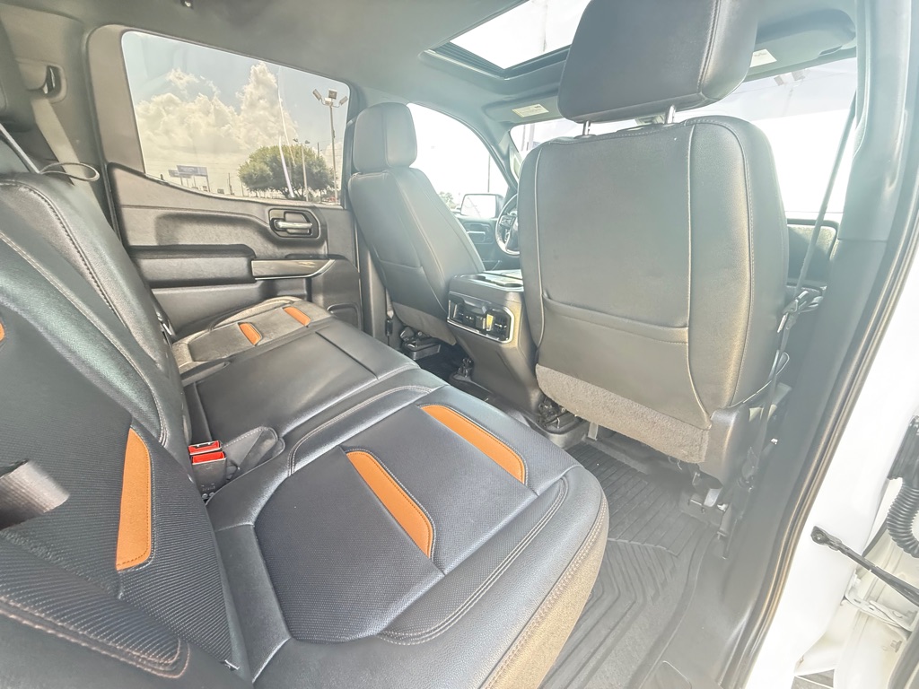 Photo 18 of this GMC SIERRA 1500 LIM