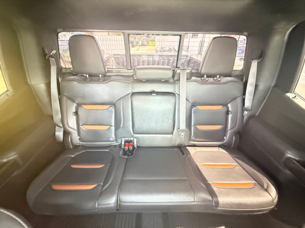 Photo 21 of this GMC SIERRA 1500 LIM