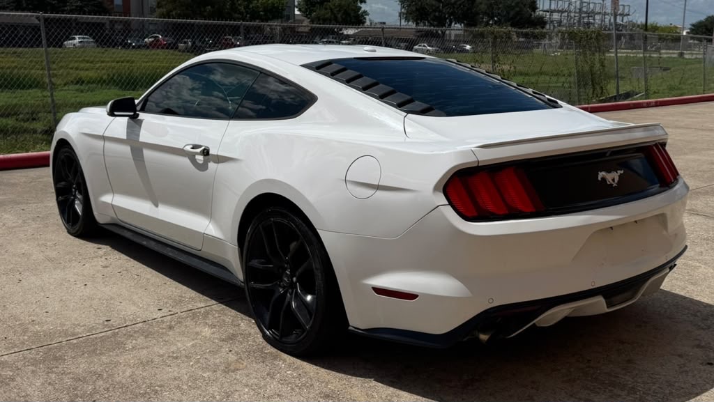 Photo 3 of this FORD MUSTANG