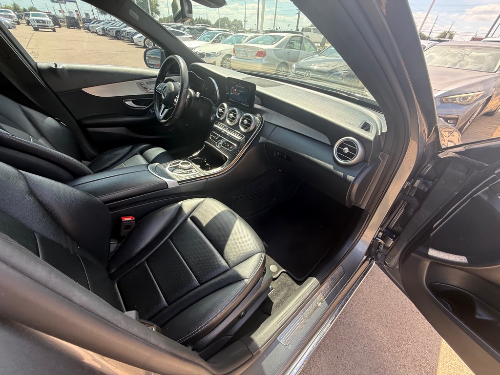 Photo 19 of this MERCEDES-BENZ C-CLASS