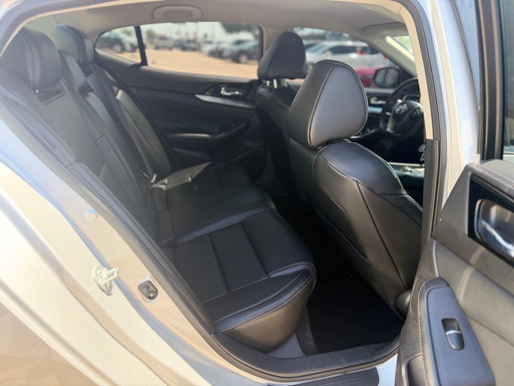 Photo 11 of this NISSAN MAXIMA