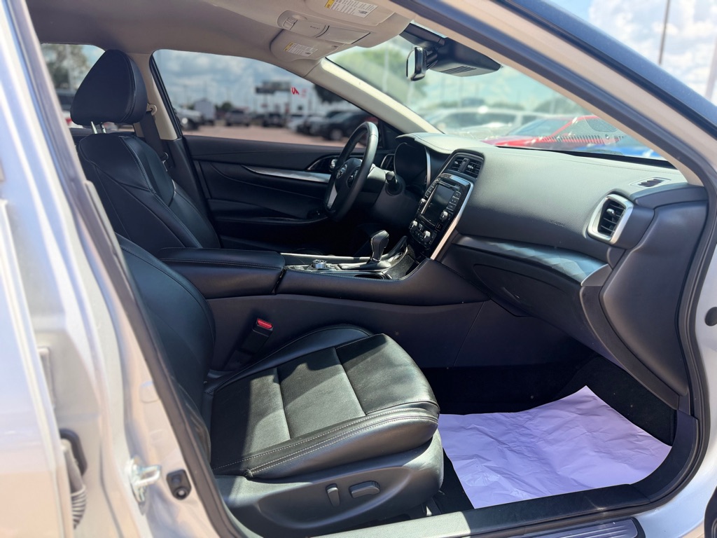 Photo 12 of this NISSAN MAXIMA