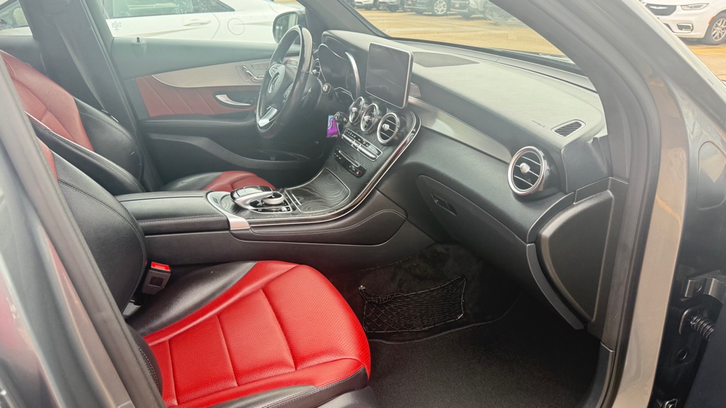 Photo 16 of this MERCEDES-BENZ GLC