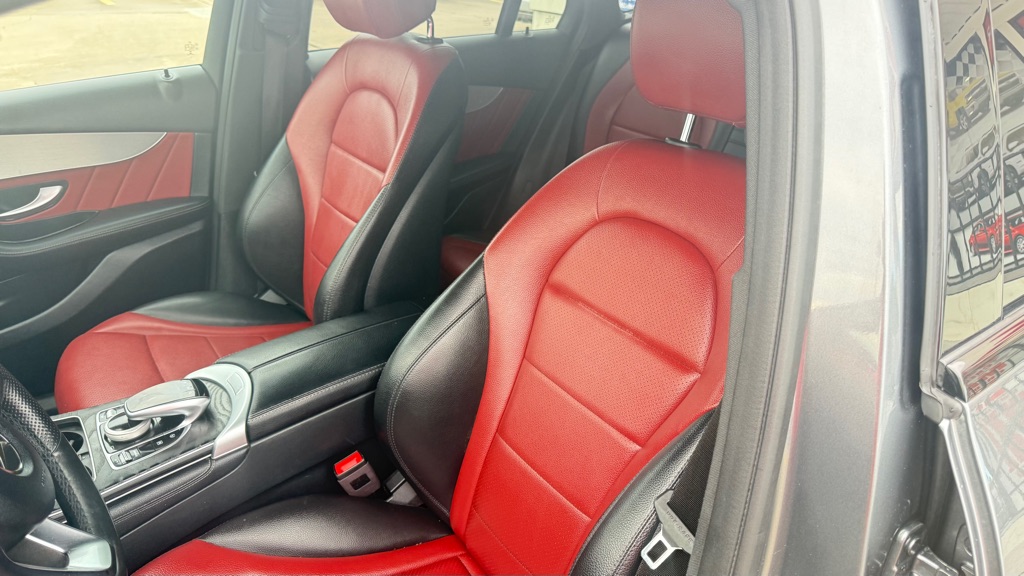 Photo 11 of this MERCEDES-BENZ GLC