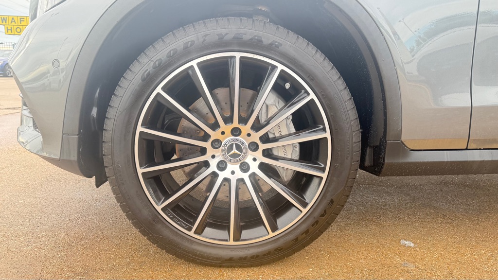 Photo 9 of this MERCEDES-BENZ GLC