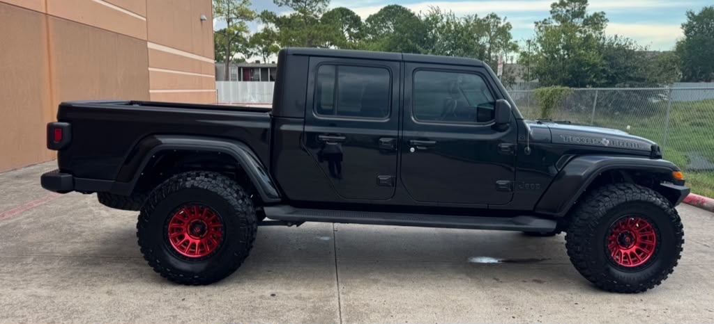 Photo 8 of this JEEP GLADIATOR