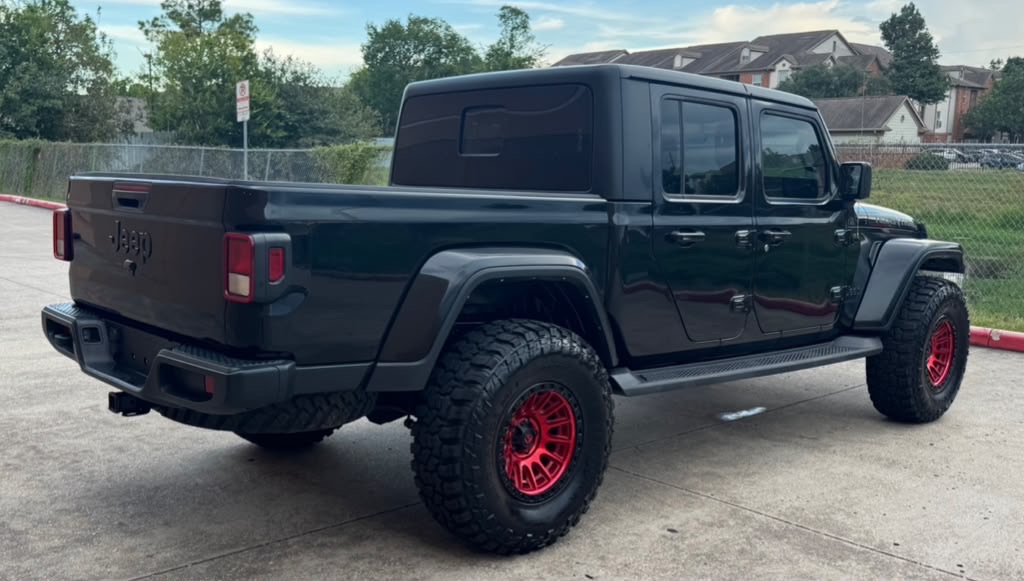 Photo 4 of this JEEP GLADIATOR