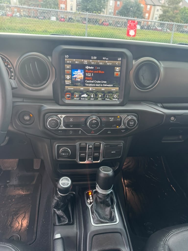 Photo 17 of this JEEP GLADIATOR