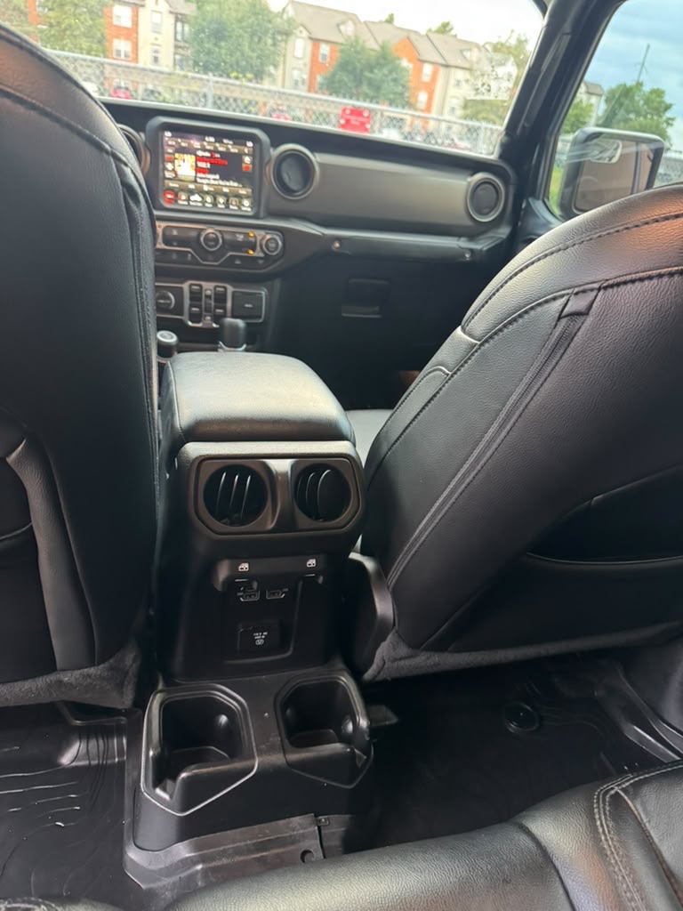 Photo 16 of this JEEP GLADIATOR
