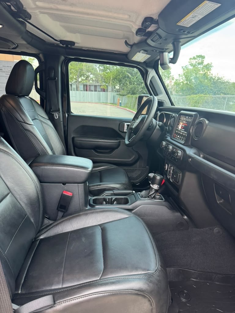 Photo 13 of this JEEP GLADIATOR