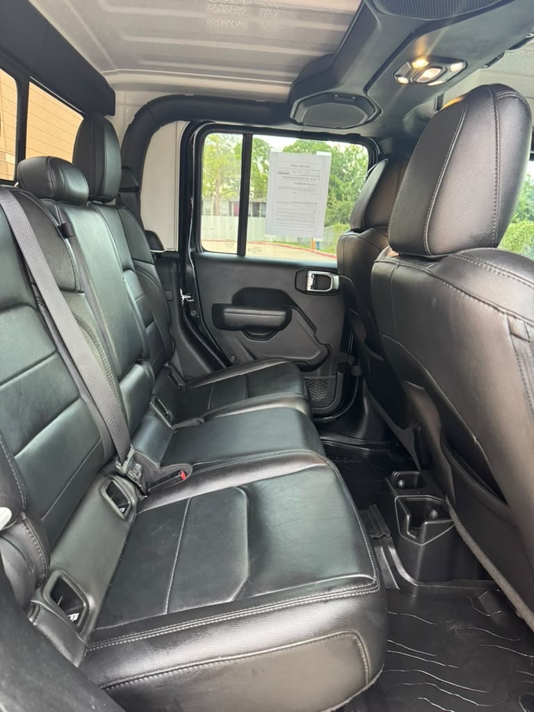 Photo 14 of this JEEP GLADIATOR