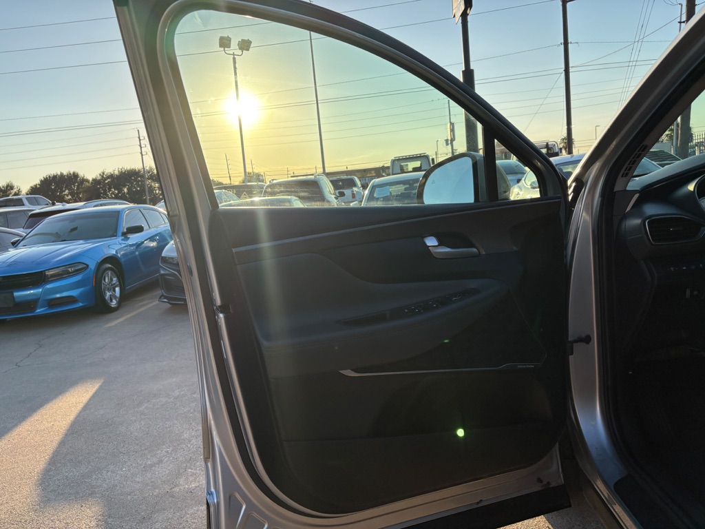 Photo 14 of this HYUNDAI SANTA FE