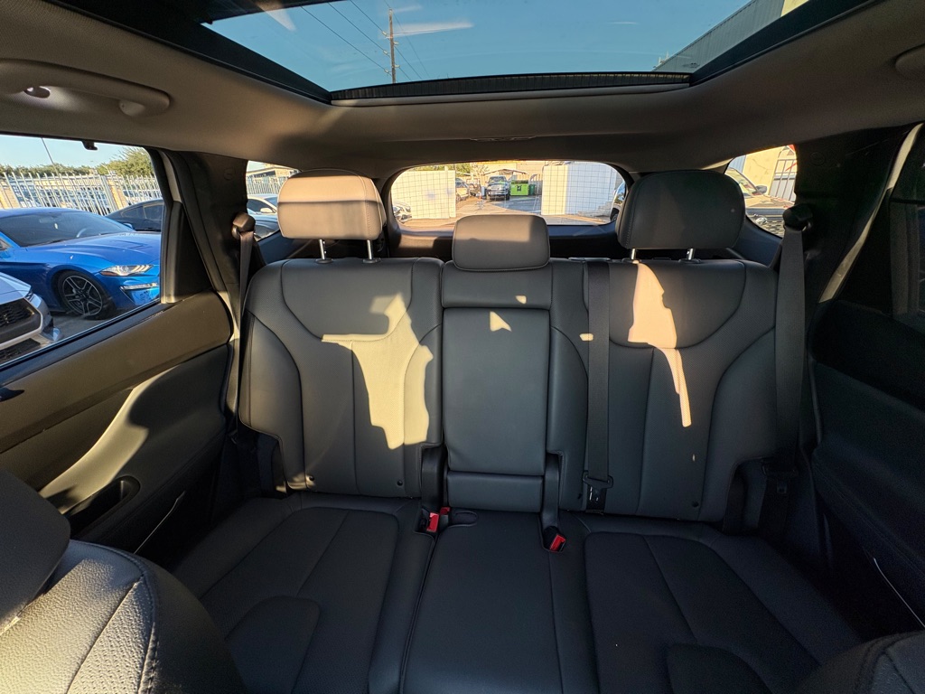 Photo 16 of this HYUNDAI SANTA FE