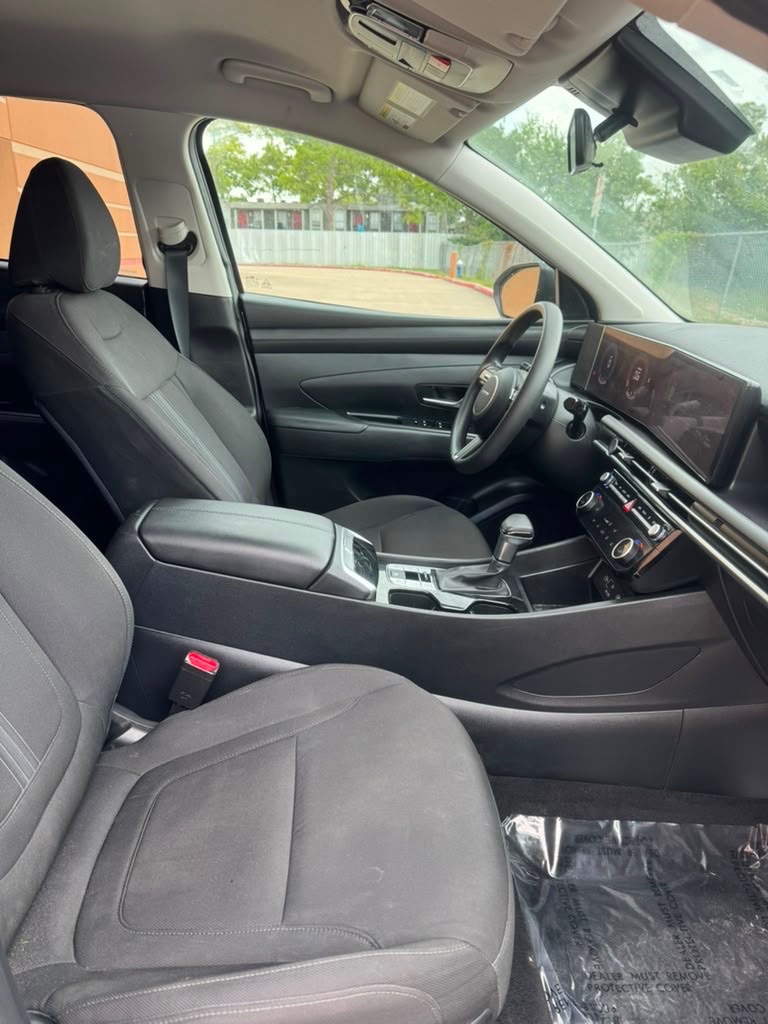 Photo 10 of this HYUNDAI TUCSON