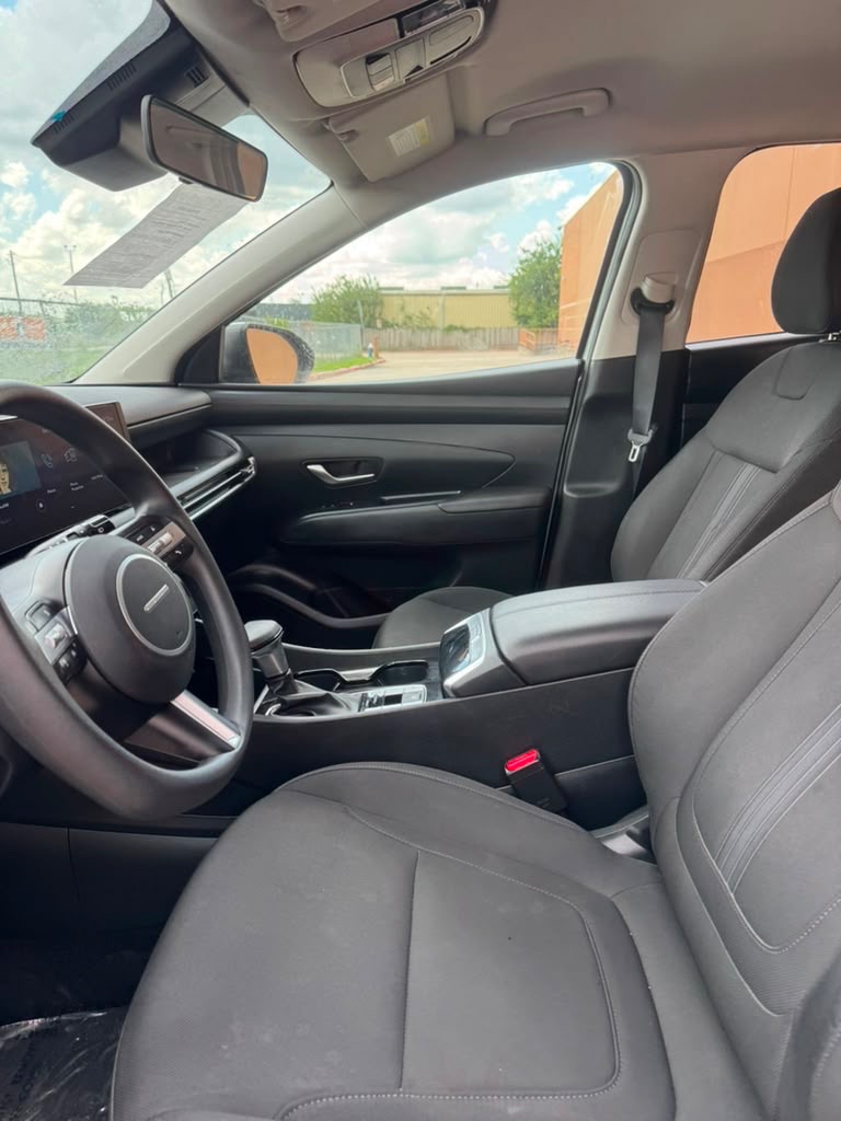 Photo 9 of this HYUNDAI TUCSON