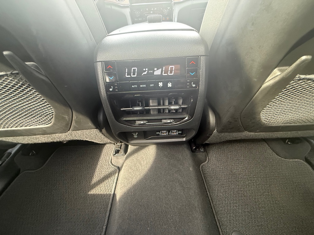 Photo 22 of this JEEP GRAND CHEROKEE