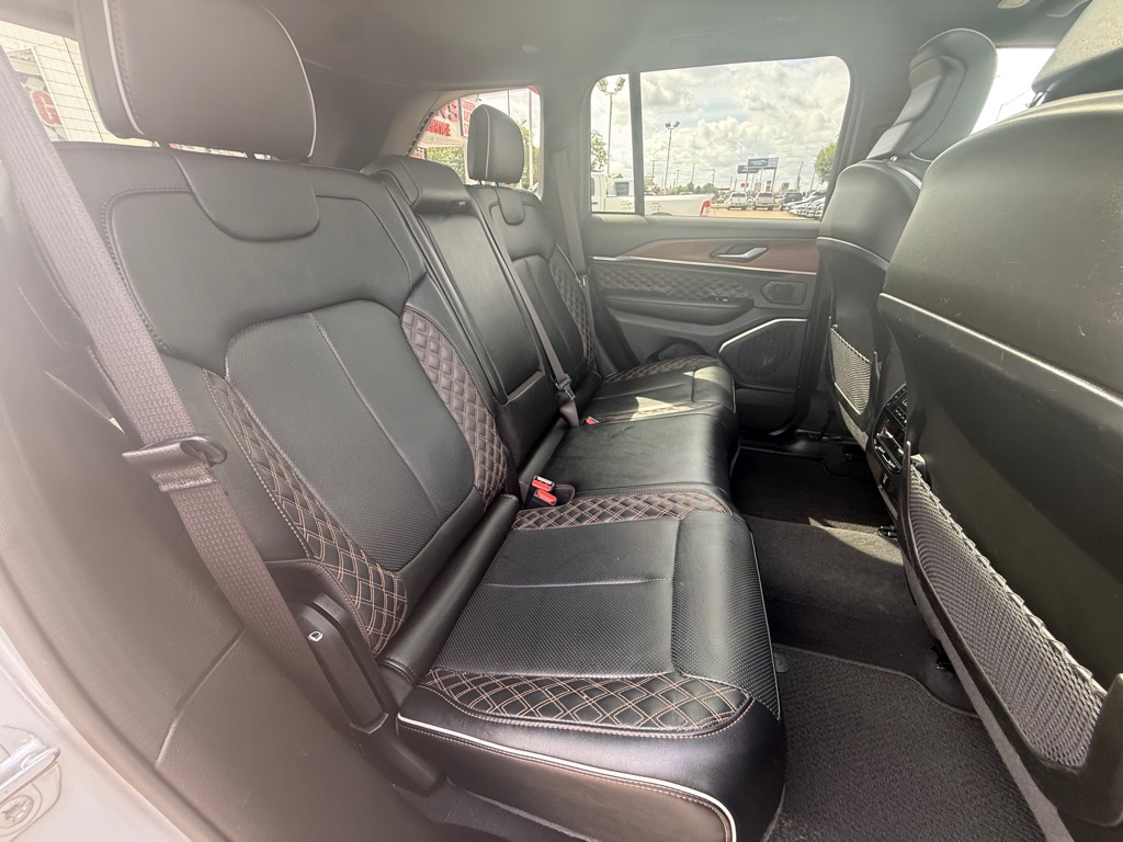 Photo 18 of this JEEP GRAND CHEROKEE
