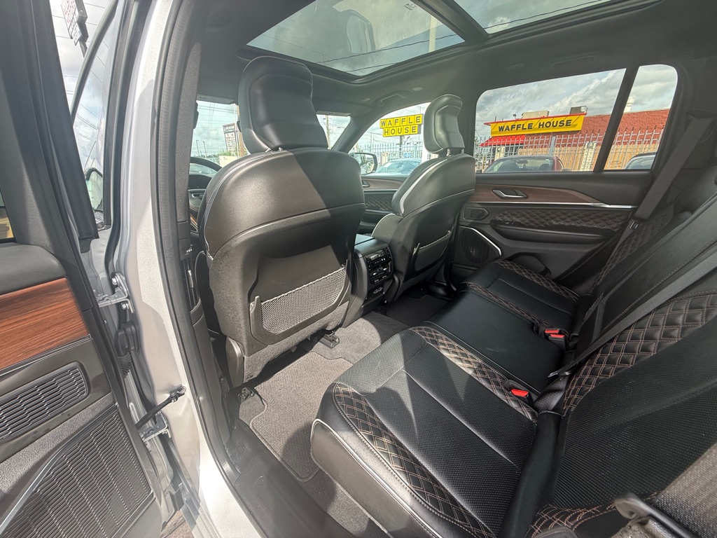 Photo 16 of this JEEP GRAND CHEROKEE