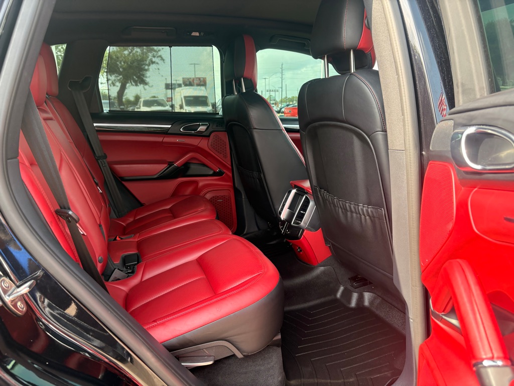 Photo 12 of this PORSCHE CAYENNE