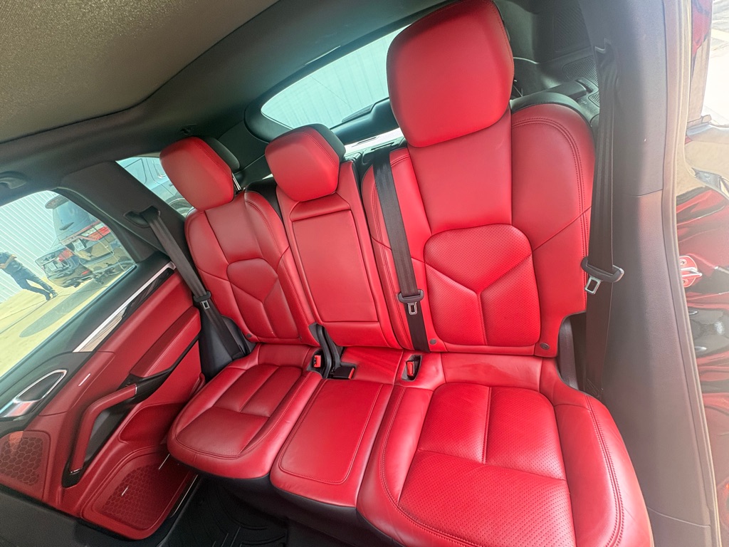 Photo 16 of this PORSCHE CAYENNE
