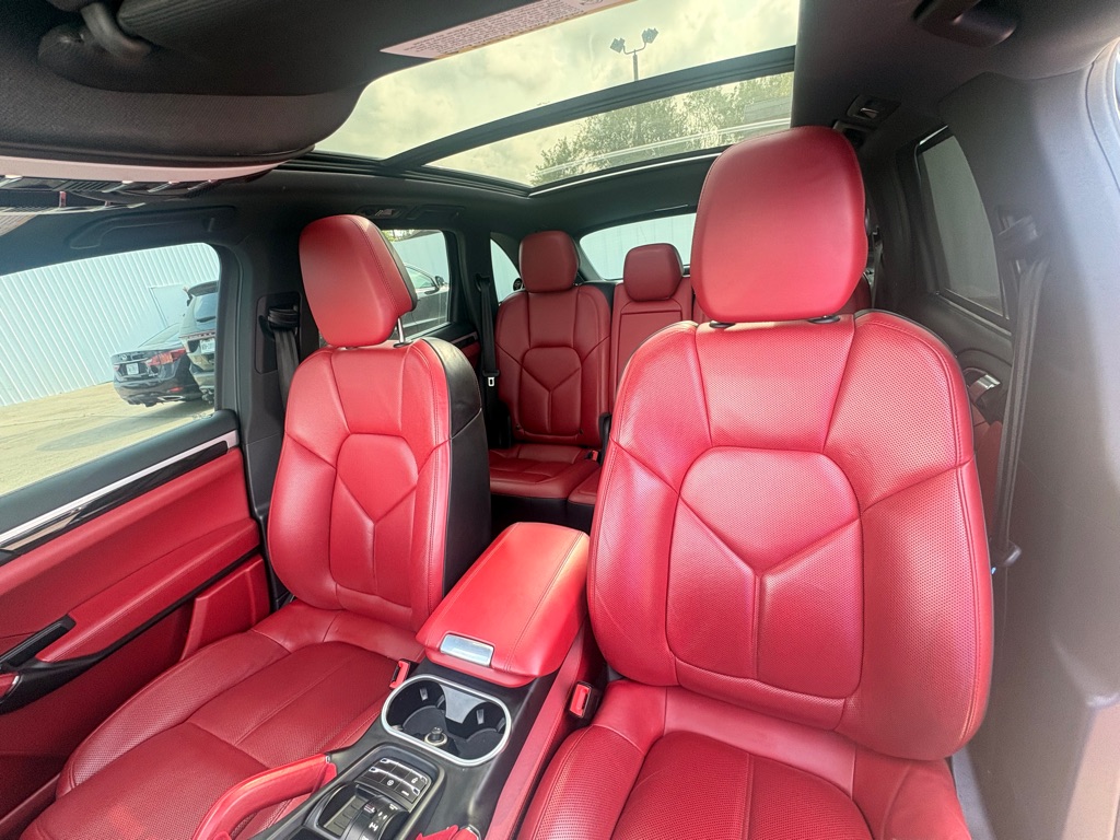 Photo 15 of this PORSCHE CAYENNE