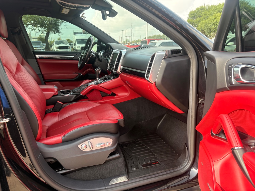 Photo 13 of this PORSCHE CAYENNE