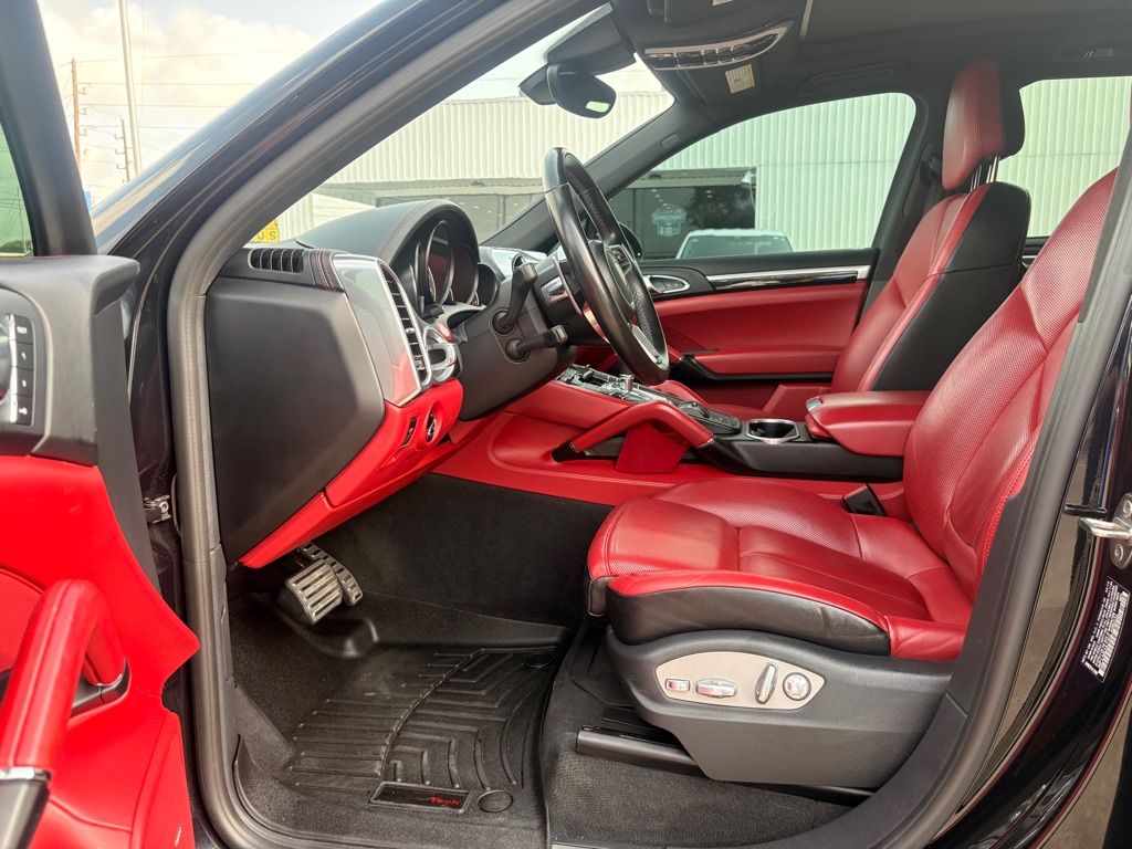 Photo 14 of this PORSCHE CAYENNE