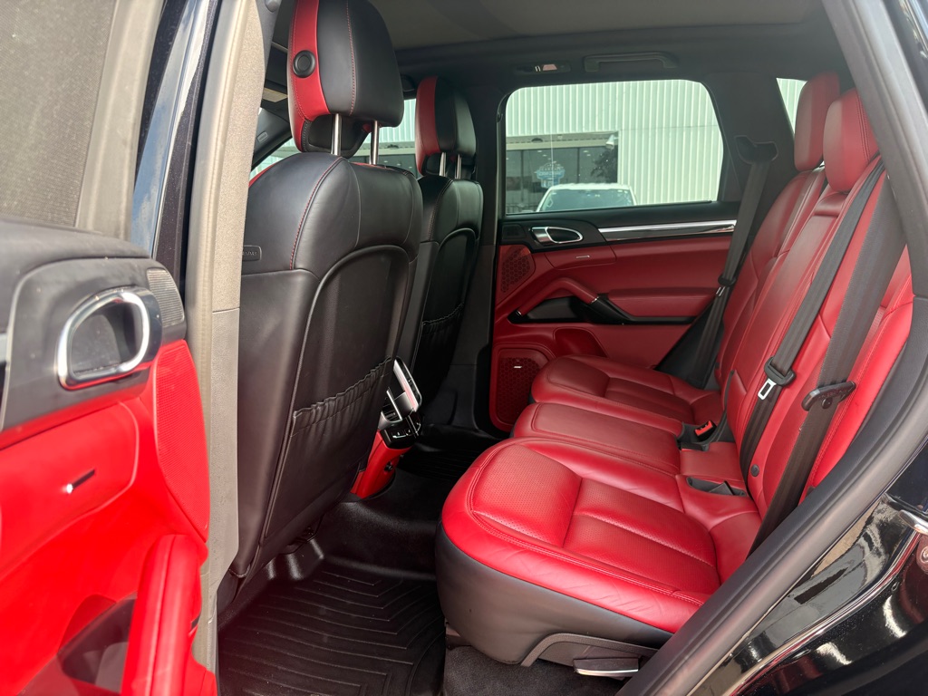 Photo 11 of this PORSCHE CAYENNE
