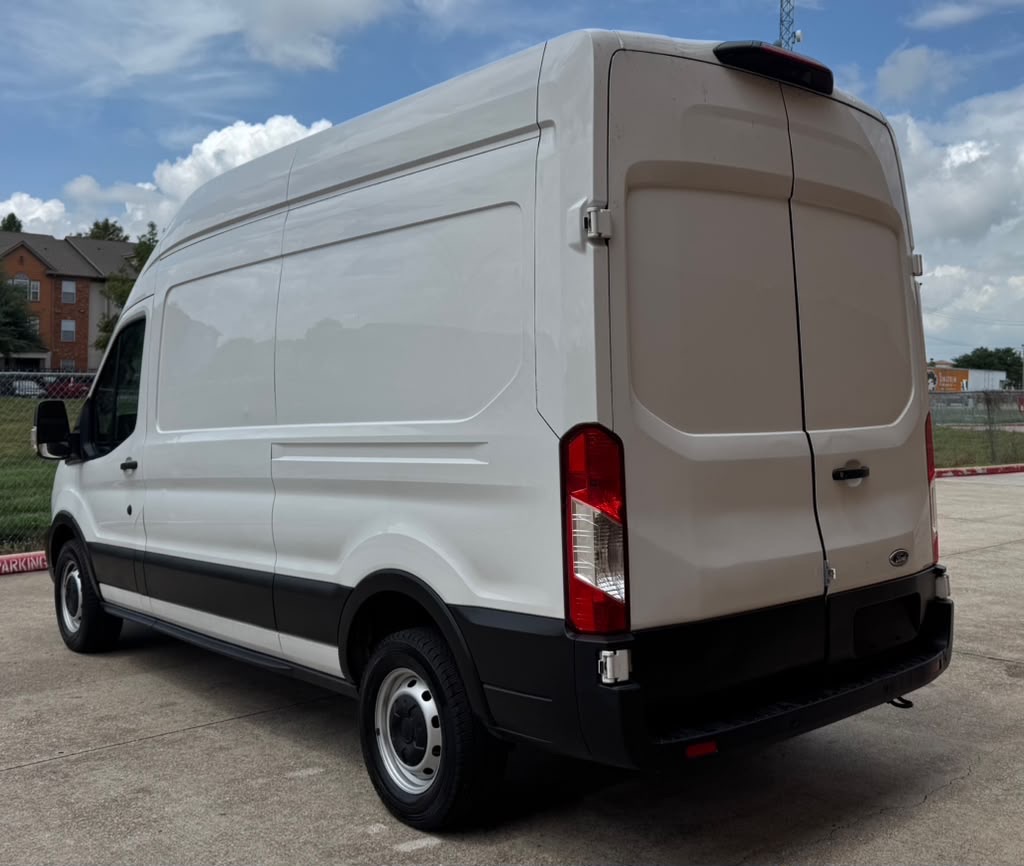Photo 3 of this FORD TRANSIT