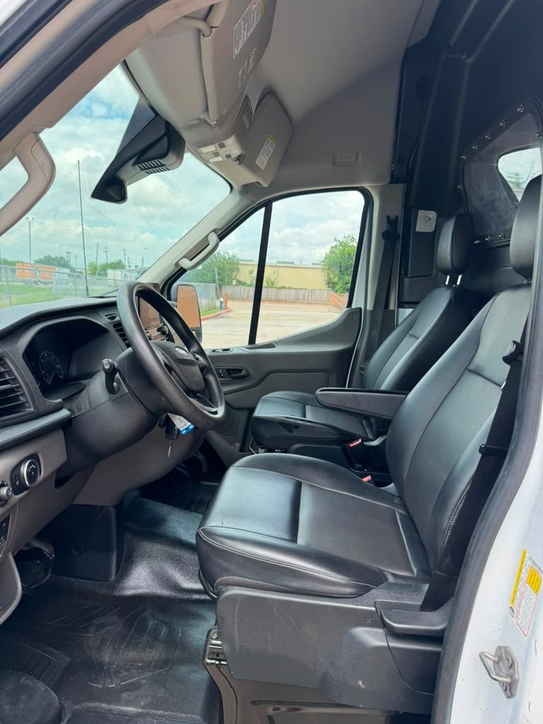 Photo 9 of this FORD TRANSIT