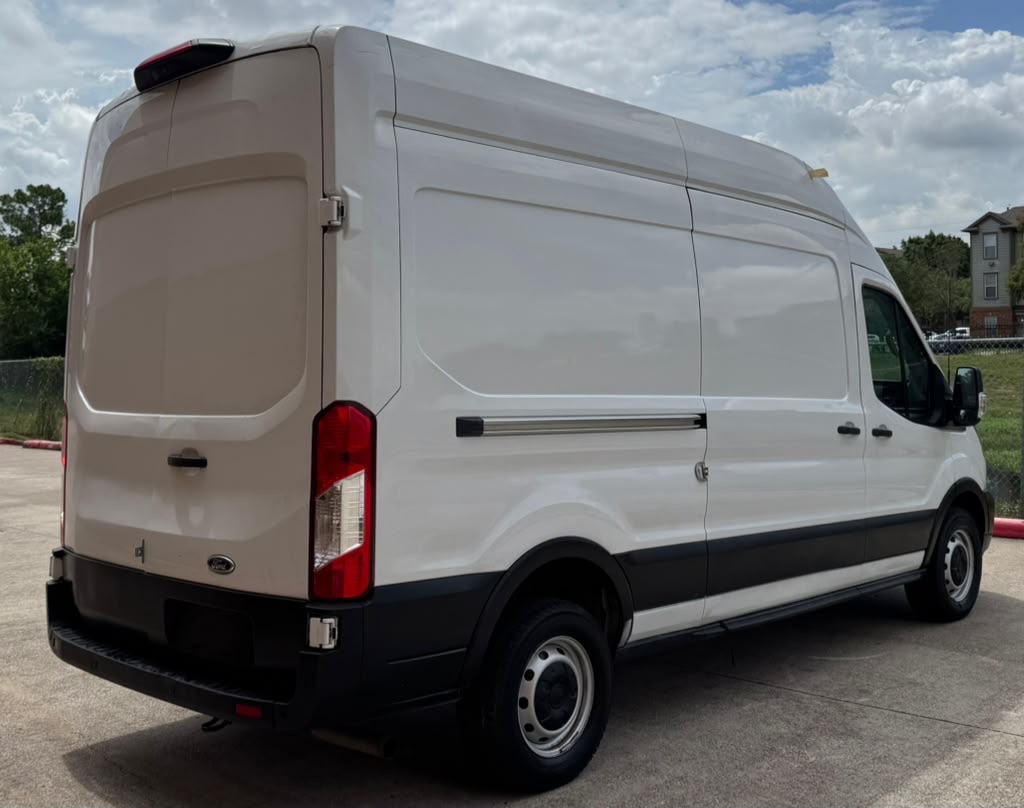 Photo 4 of this FORD TRANSIT