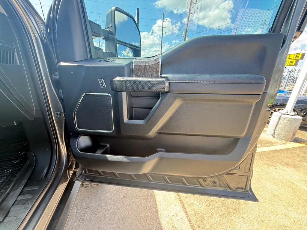 Photo 22 of this FORD F-250 SUPER DUT