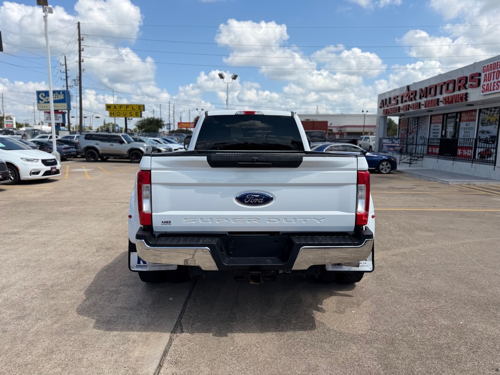 Photo 8 of this FORD F-450 SUPER DUT