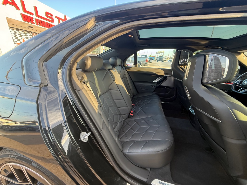 Photo 18 of this BMW 7 SERIES