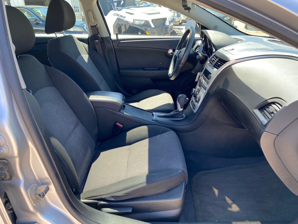 Photo 10 of this CHEVROLET MALIBU
