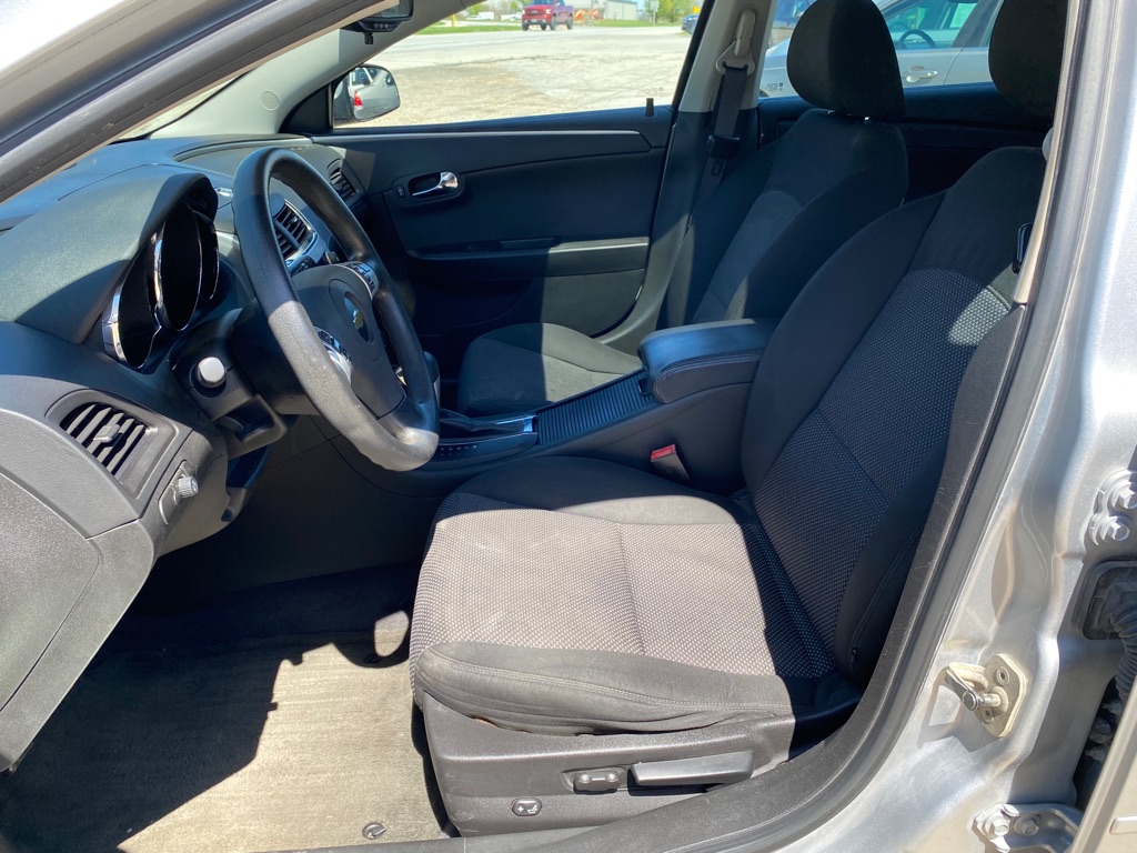 Photo 5 of this CHEVROLET MALIBU