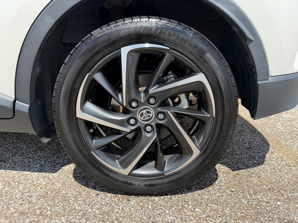 Photo 10 of this TOYOTA C-HR