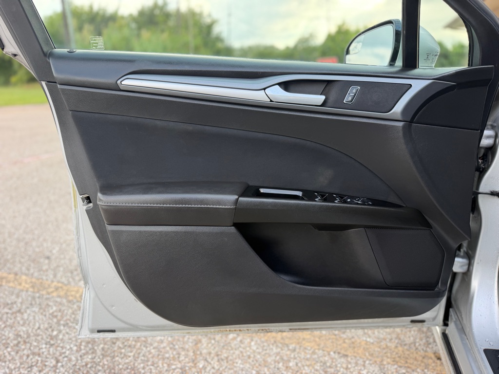 Photo 18 of this FORD FUSION