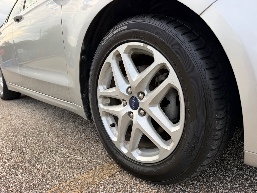 Photo 21 of this FORD FUSION