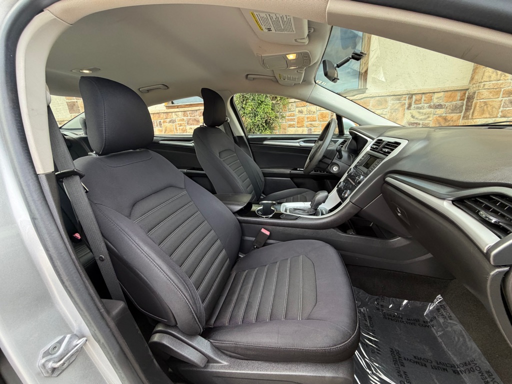 Photo 12 of this FORD FUSION