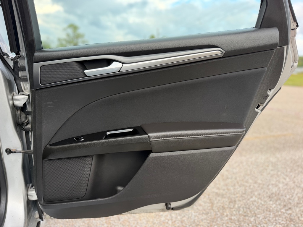 Photo 19 of this FORD FUSION