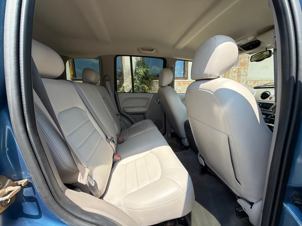 Photo 17 of this JEEP LIBERTY