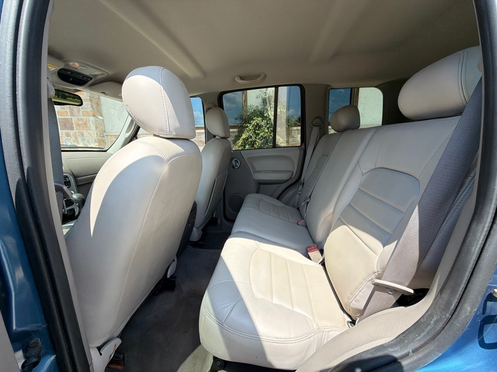 Photo 18 of this JEEP LIBERTY